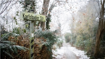 Blick auf die Grünflächen zwischen der Karlsbader Straße und Clausewitzstraße für ein mögliches künftiges Wohnbaugebiet.