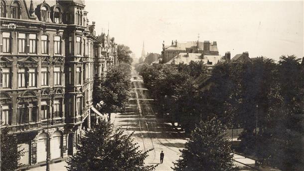 Blick auf die Hafenstraße im Jahr 1905 ab Höhe Freigebiet in Richtung Norden. Ab 1881 fuhr erst die Pferdebahn und von 1908 bis 1982 die elektrische Straßenbahn durch die repräsentative Wohn- und Geschäftsstraße.