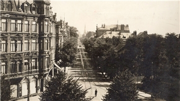 Blick auf die Hafenstraße im Jahr 1905 ab Höhe Freigebiet in Richtung Norden. Ab 1881 fuhr erst die Pferdebahn und von 1908 bis 1982 die elektrische Straßenbahn durch die repräsentative Wohn- und Geschäftsstraße.
