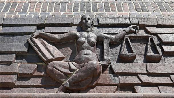 Gutachter bewerten Gefährlichkeit von „Horrorhaus“-Täter Blick auf die Justitia über dem Eingang eines Landgerichts.