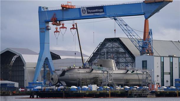 Das tut sich in Deutschlands Waffenbranche Blick auf die Kieler Werft von TKMS mit einem im Bau befindlichen U-Boot.