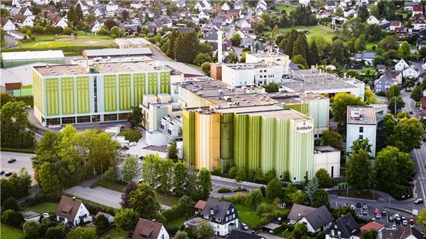 Blick auf die Krombacher-Brauerei in Kreuztal. Das Unternehmen hat den Bierabsatz wieder gesteigert.