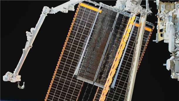 Blick auf die neue installierte und entfaltetet Solarpanele an der Internationalen Raumstation ISS.