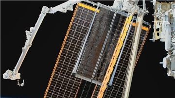Blick auf die neue installierte und entfaltetet Solarpanele an der Internationalen Raumstation ISS.