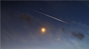 Blick auf die Planeten Venus und Jupiter am Abendhimmel.