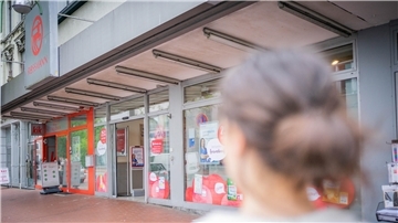 Blick auf die Rossmann-Filiale in der Hafenstraße im Mai 2023.