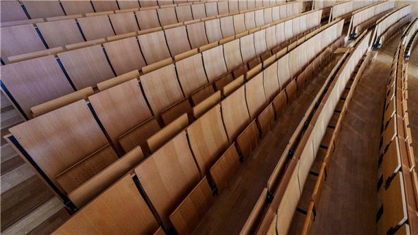 Förderung von Spitzenforschung: Zwei Unis in Vorauswahl Blick auf die Sitzreihen in einem Hörsaal.
