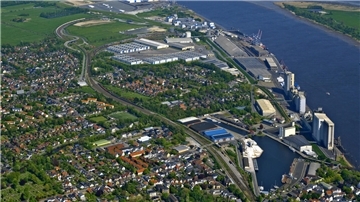 Blick auf die Stadt Brake und den Braker Hafen, in dem am frühen Montagmorgen ein herrenloses Ruderboot entdeckt wurde. Die Wasserschutzpolizei bittet nun um Hinweise zur Herkunft des Boots.