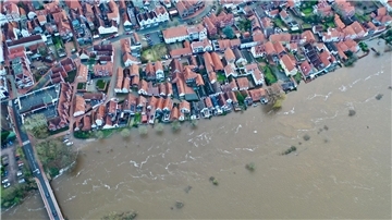 Blick auf die teilweise unter Wasser stehende Altstadt von Verden an der Aller. In weiten Teilen Niedersachsens bleibt die Hochwasserlage angespannt.