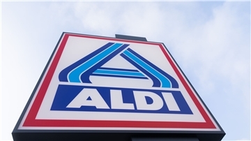 Blick auf ein Firmen-Logo am „neuen ältesten Aldi Markt“ in Essen.