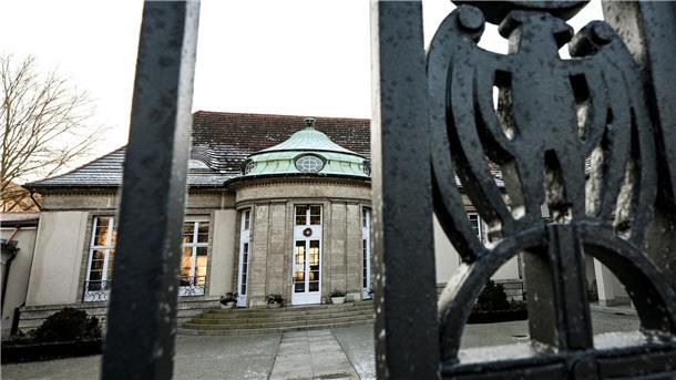 Kundgebung gegen Rechts mit Ministerpräsident und Bischof Blick auf ein Gästehaus in Potsdam, in dem das Geheimtreffen radikaler Rechter stattgefunden haben soll.