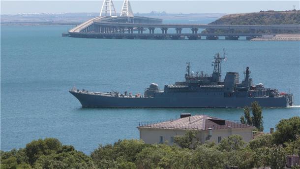 Blick auf ein großes Landungsschiff des russischen Militärs auf der russisch besetzten Krim.