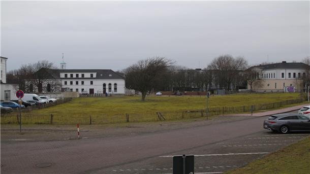 Investoren: Pläne für neues Hotelbauprojekt auf Norderney Blick auf ein leeres Baugrundstück an der Weststrandstraße auf der ostfriesischen Insel Norderney.