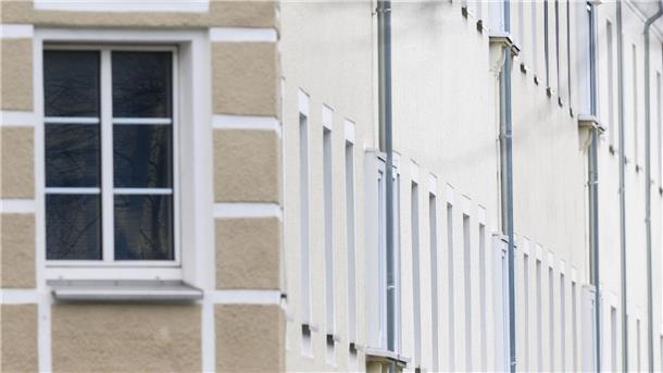 Blick auf ein Mehrfamilienhaus in der Innenstadt.