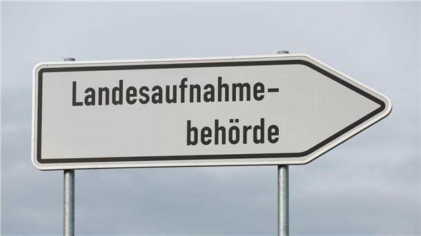 Zahl der geflüchteten Schulkinder gestiegen Blick auf ein Schild „Landesaufnahmebehörde“.
