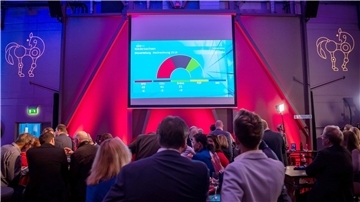 Blick auf eine Hochrechnung in Hannover. Die SPD triumphiert trotz Verlusten in Niedersachsen, die Grünen legen zu. Die Union ist geschlagen und die FDP muss um den Einzug ins Parlament bangen.