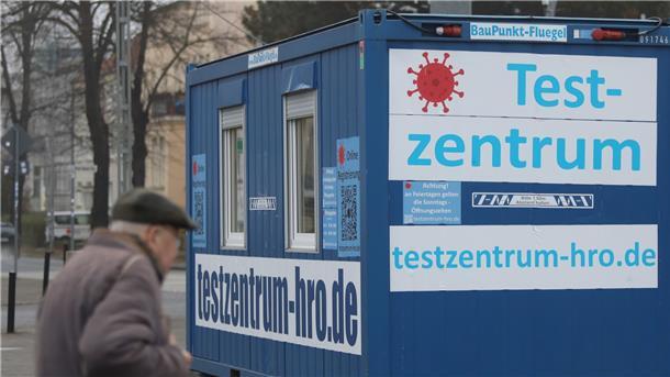 RKI: Corona-Inzidenz sinkt leicht Blick auf eine Teststation am Rostocker Hauptbahnhof.