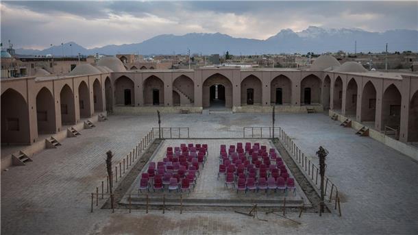 Blick auf eine verlassene Karawanserei nahe der iranischen Wüstenstadt Jasd.