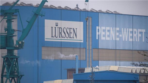 Lürssen will bei Lloyd-Werft einsteigen Blick auf eine Werfthalle.