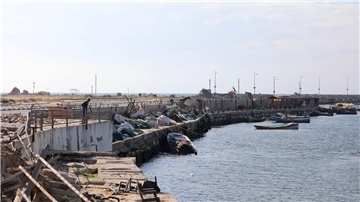 Blick auf einen beschädigten Hafen in Gaza-Stadt. Der Hafen von Gaza-Stadt ist kaputt und zu flach für große Schiffe. Doch die USA und andere wollen nun für eine begrenzte Zeit einen neuen Hafen einrichten.