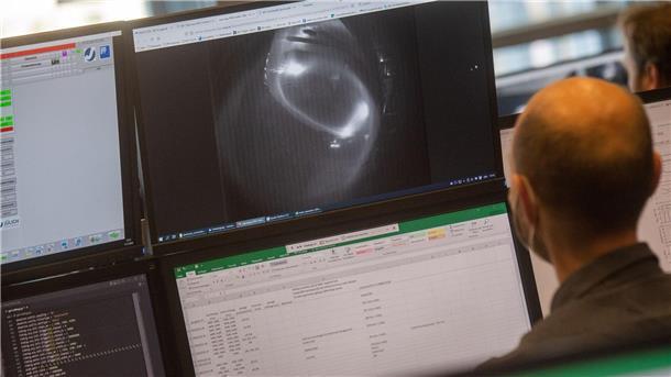 Kernfusion - Hype oder Lösung der Energieprobleme? Blick auf einen Computermonitor im Kontrollraum des Fusionsexperiments Wendelstein 7-X.
