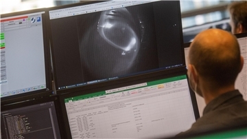 Blick auf einen Computermonitor im Kontrollraum des Fusionsexperiments Wendelstein 7-X.