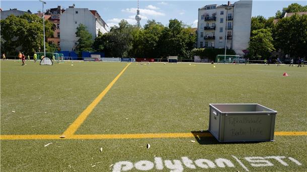 EU-Kommission will besseren Schutz vor Mikroplastik Blick auf einen Kunstrasenplatz. Die EU-Behörde verbietet ab 2031 den Einsatz von Granulat, das zwischen die grünen Plastikhalme von Kunstrasen gestreut wird, um die Umwelt zu schützen.