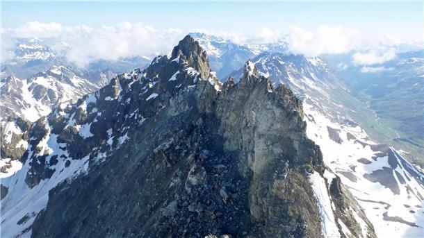 Blick auf einen Teil des Fluchthorns, nachdem sich Gesteinsmassen gelöst haben und bergab gerutscht sind. Bei dem massiven Bergsturz im Bundesland Tirol ist ein Alpengipfel samt Gipfelkreuz verschwunden.