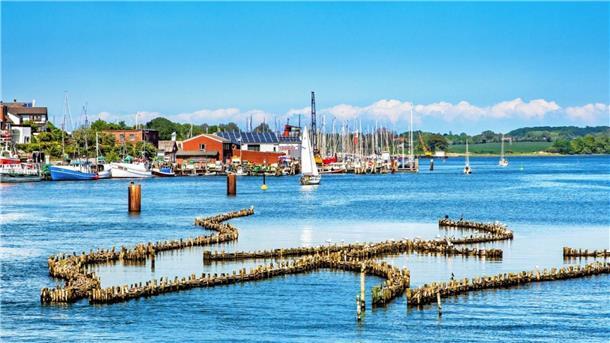 Selsinger SoVDler genießen Tagesausflug nach Kappeln samt Fahrt auf der Schlei Blick auf Kappeln an der Schlei mit dem berühmten Heringszaun.