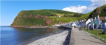 Blick auf den schottischen Ort Pennan