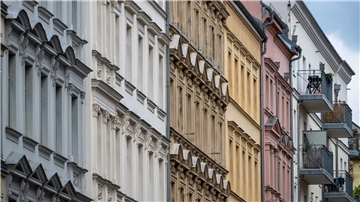 Blick auf sanierte Altbau-Fassaden in Berlin-Prenzlauer Berg. Die Mietpreisbremse in angespannten Wohnungsmärkten soll bis 2029 verlängert werden.