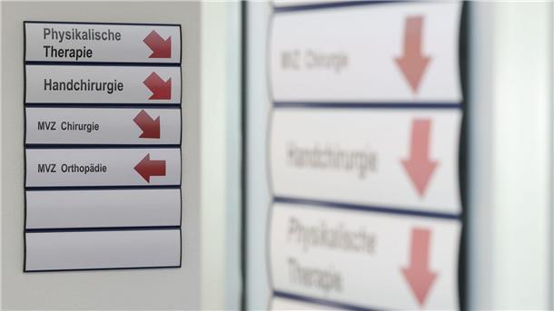 Blick auf Wegweiser (Physikalische Therapie, Handchirurgie, MVZ Chirurgie, MVZ Orthopädie) im Marienhospital Ankum-Bersenbrück.