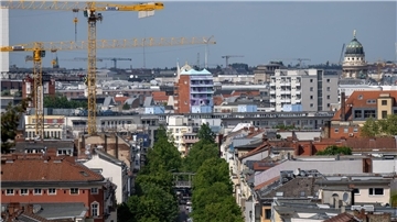 Blick auf Wohnhäuser im Berliner Bezirk Kreuzberg.