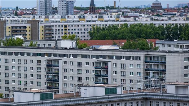 Kabinett beschließt Wohngeldreform Blick auf Wohnhäuser im Berliner Osten.