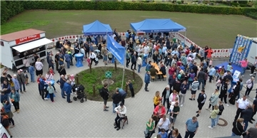 Blick aus dem zweiten Obergeschoss des neuen Zevener Polizeikommissariats auf den Vorplatz: Besucher stehen für die nächste Führung durch das Gebäude an