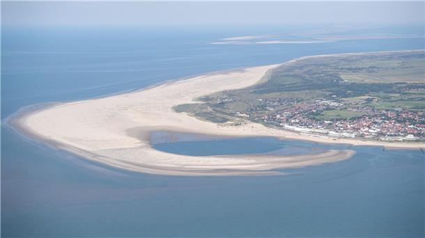 Energieunternehmen darf Gasförderprojekt vorantreiben Blick aus der Luft auf die ostfriesische Insel Borkum in der Nordsee.