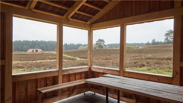 Posse um Schutzhütte in Lüneburger Heide Blick aus einer Schutzhütte in Kronsbergheide in die Heidelandschaft.
