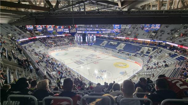 Blick aus luftiger Höhe: Hier stehen die Pinguins-Fans im Gästeblock.