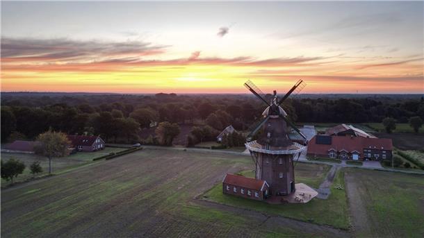 Bilder des Tages Blick bei Sonnenaufgang auf die dreistöckige Gallerieholländer Mühle. (Aufnahme mit einer Drohne)