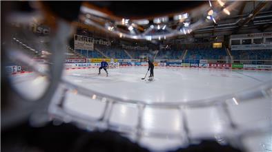 Blick durch den Helm mit Vollvisier aus Kunststoff, wie ihn Pinguins-Verteidiger Nico Appendino trägt.