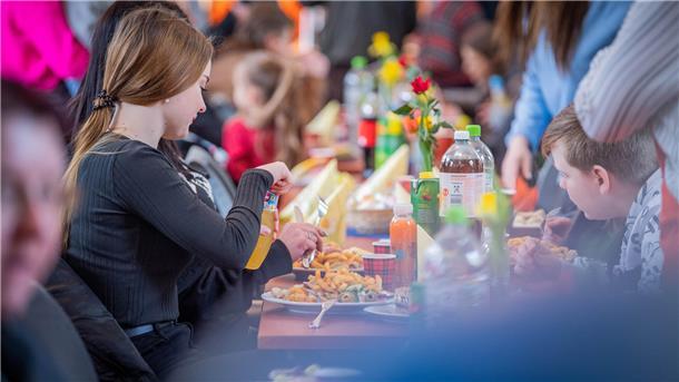 Ein Herz für 400 Bedürftige beim Oster-Festmahl in Bremerhaven Blick entlang der Tafeln mit Bedürftigen, die sich das Osteressen schmecken lassen.