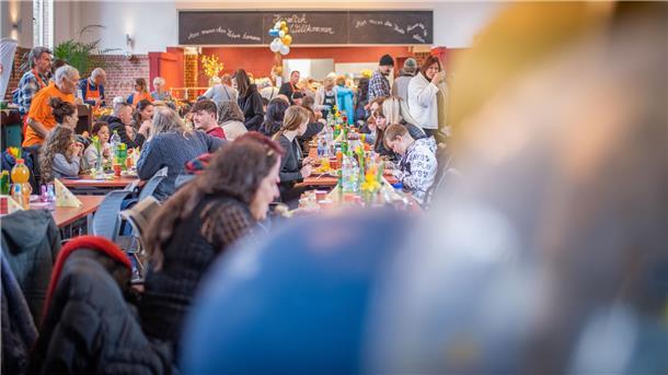 Ein Herz für 400 Bedürftige beim Oster-Festmahl in Bremerhaven Blick entlang der Tafeln mit Bedürftigen, die sich das Osteressen schmecken lassen.