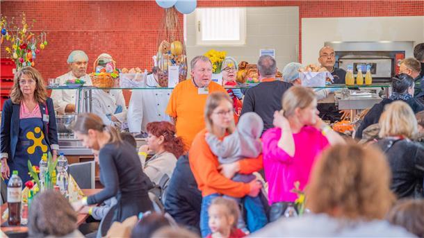 Ein Herz für 400 Bedürftige beim Oster-Festmahl in Bremerhaven Blick entlang der Tafeln mit Bedürftigen, die sich das Osteressen schmecken lassen.