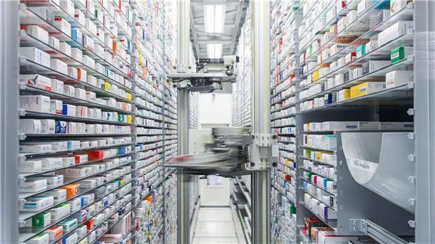 Pharmabranche profitiert von Krankheitswelle Blick in das automatisierte Medikamentenlager einer Apotheke.