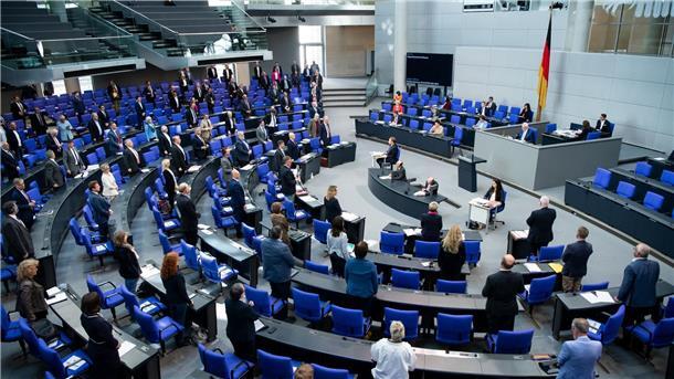 Kritik an Rekord-Diätenerhöhung für Abgeordnete Blick in den Bundestag: Die monatliche Abgeordnetenentschädigung wird jährlich angepasst.
