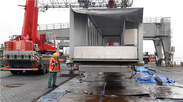 Foto-Story: Die alten Passagierbrücken werden zerlegt Blick in den Gangway-Tunnel.