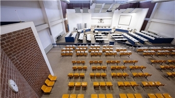 Blick in den Gerichtsaal und den Zuschauerbereich in Stuttgart-Stammheim.