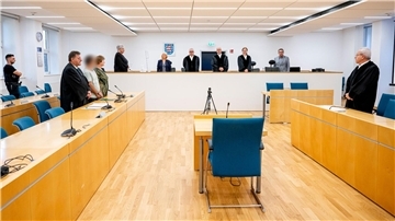 Blick in den Gerichtssaal: Ein 36-jähriger Bulgare soll Ende August vergangenen Jahres mit zwei gefüllten Benzinkanistern ein Mehrfamilienhaus in Apolda in Brand gesetzt haben.