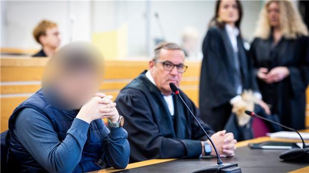Haftstrafen für Tod von Kindern durch illegales Autorennen Blick in den Gerichtssaal in Hannover: Die beiden Angeklagten sind zu mehrjährigen Haftstrafen verurteilt worden.