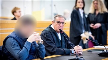 Blick in den Gerichtssaal in Hannover: Die beiden Angeklagten sind zu mehrjährigen Haftstrafen verurteilt worden.
